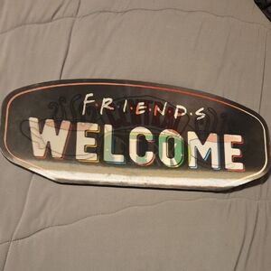 "Friends Welcome" Lenticilar Wall Decor